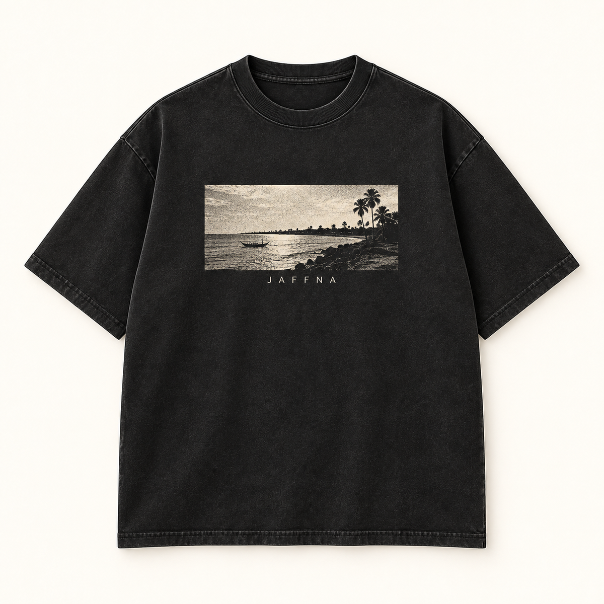 Schwarzes Jaffna Coast T-Shirt mit Schwarz-Weiss-Fotoprint einer Küste mit Palmen und Boot, darunter der Schriftzug JAFFNA