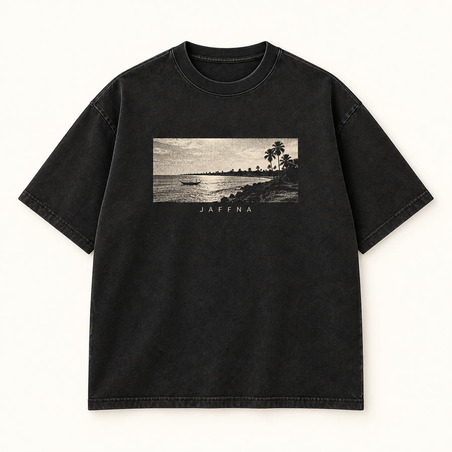 Schwarzes Jaffna Coast T-Shirt mit Schwarz-Weiss-Fotoprint einer Küste mit Palmen und Boot, darunter der Schriftzug JAFFNA